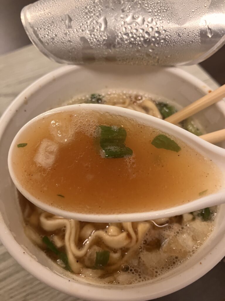 An image of lifting Cup Noodles soup with a Chinese-style spoon