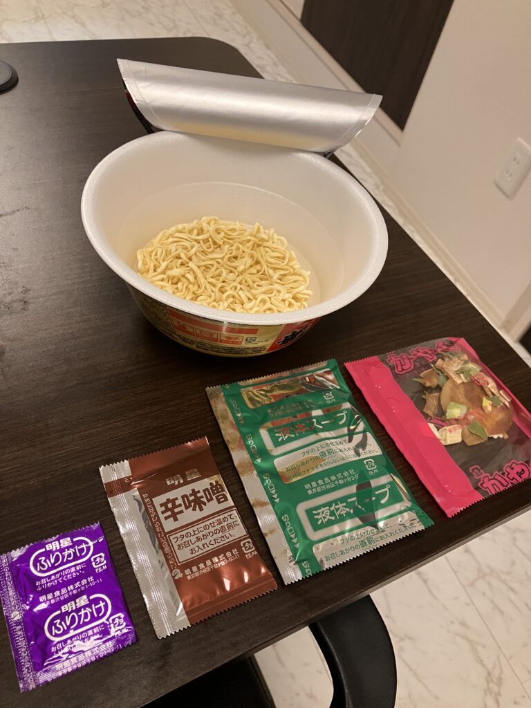 A photo of the toppings for the cup ramen lined up