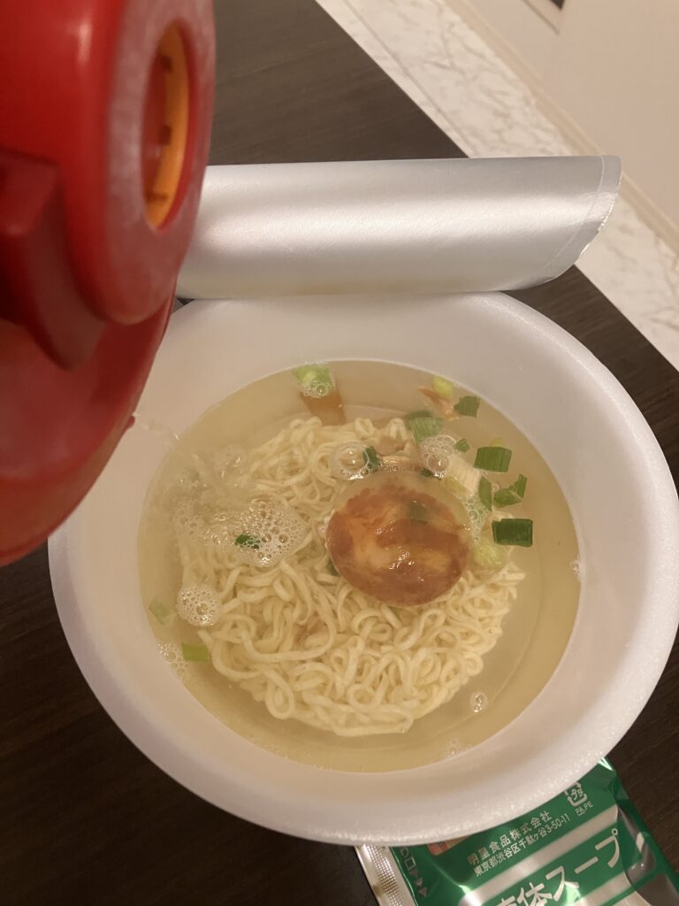 A photo of pouring hot water into the cup ramen