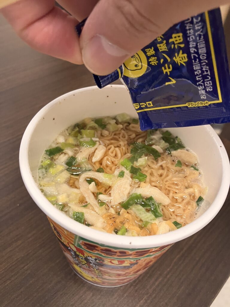 Photo of adding lemon juice to cup ramen