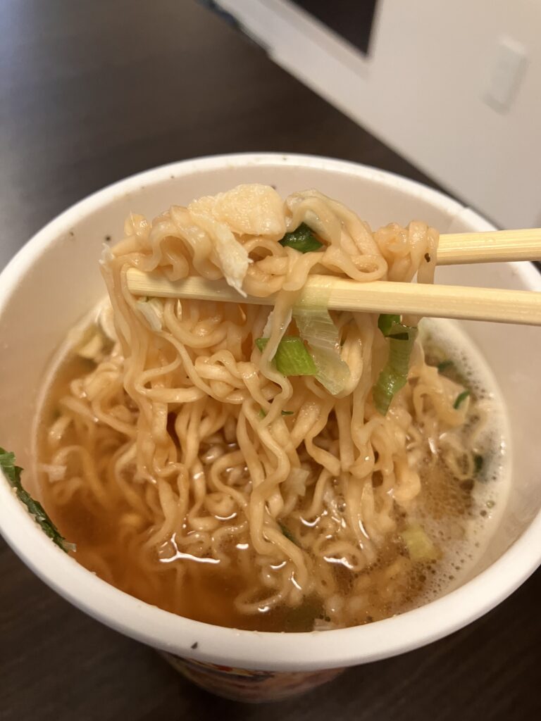 Photo of lifting cup ramen with chopsticks