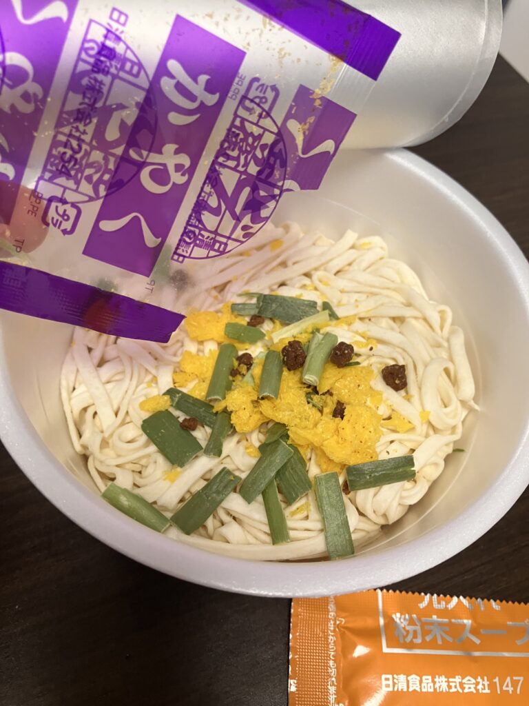 Photo of adding cup ramen toppings