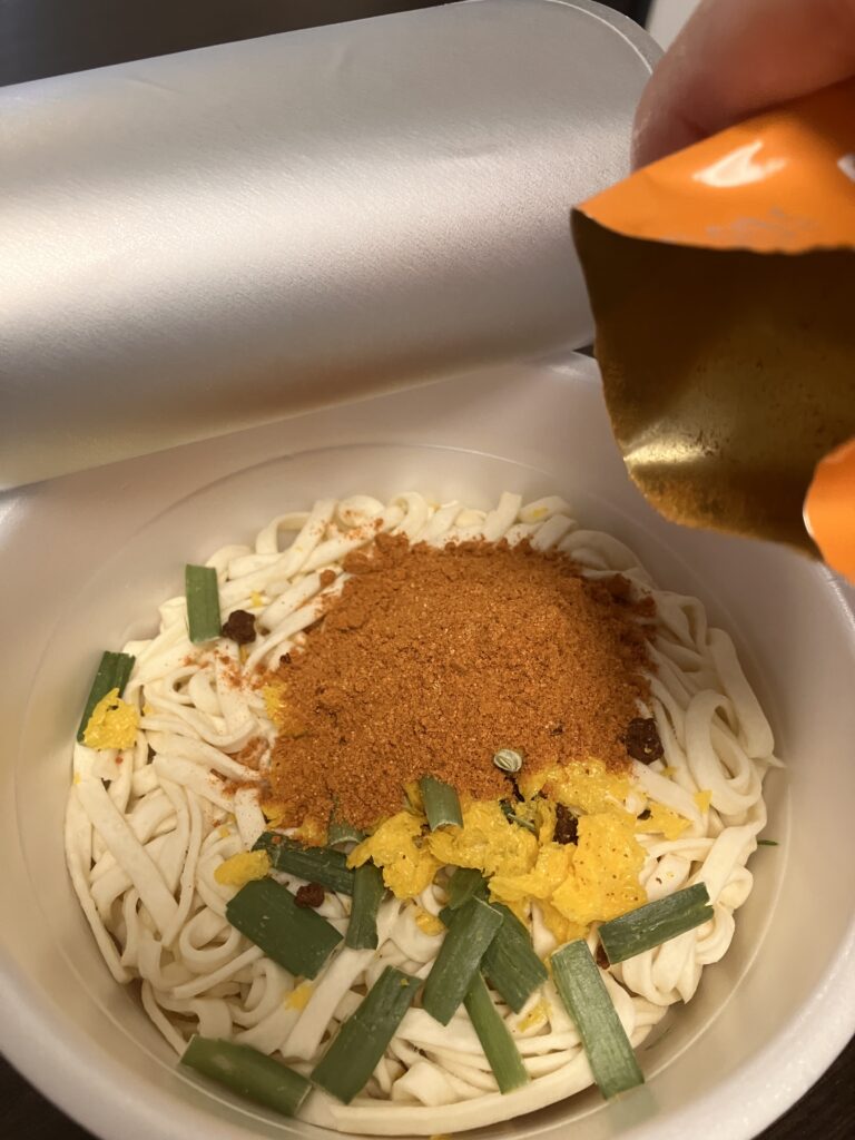 Photo of adding cup ramen toppings Part 2